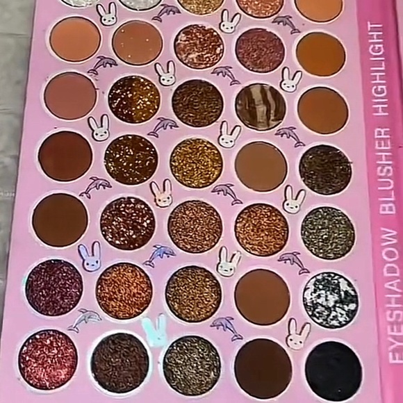 Bad Bunny Eye Shadow Pallet - Picture 3 of 8